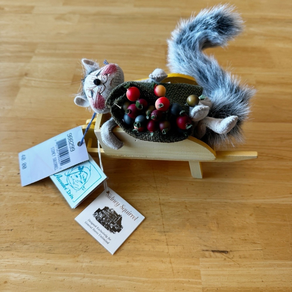 ANNALEE 7" Sidney Squirrel In Yellow Wheelbarrow Limited Edition 1999 Vegetable